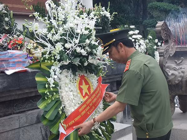 Thượng tướng Đặng Văn Hiếu - UVBCHTW Đảng, Thứ trưởng thường trực Bộ Công an dâng hoa tại khu mộ 10 nữ thanh niên xung phong Ngã ba Đồng Lộc.