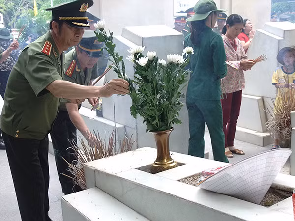 Dâng hương tại khu mộ 10 nữ anh hùng Thanh niên xung phong.
