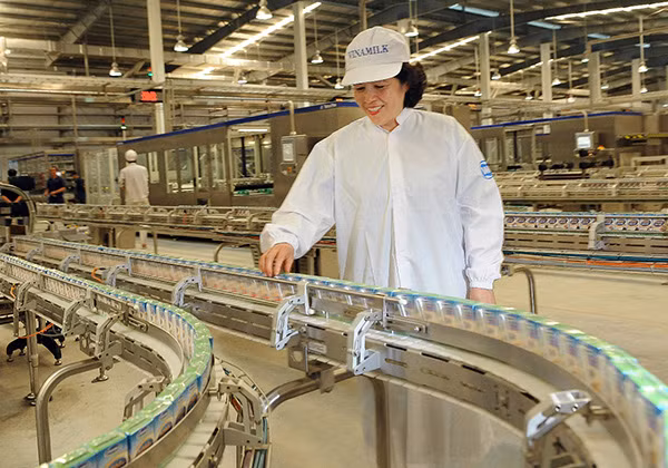 “Nữ tướng” Vinamilk kiểm tra dây chuyền sản xuất.
