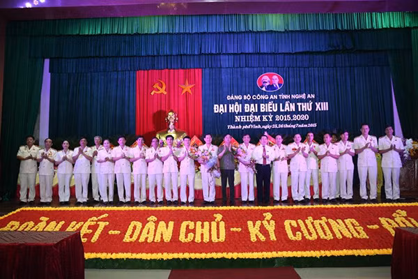 Thứ trưởng Thường trực Đặng Văn Hiếu và đồng chí Hồ Đức Phớc, Bí thư Tỉnh ủy Nghệ An chúc mừng BCH Đảng bộ Công an tỉnh Nghệ An nhiệm kỳ 2015-2020. Thứ trưởng Thường trực Đặng Văn Hiếu và đồng chí Hồ Đức Phớc, Bí thư Tỉnh ủy Nghệ An chúc mừng BCH Đảng bộ Công an tỉnh Nghệ An nhiệm kỳ 2015-2020.