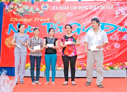 Tặng quà Tết cho công nhân ở các KCN.