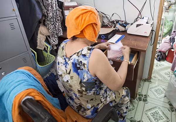 Chị Lưu Thị Dung đang cố tìm lại bản kết quả xét nghiệm năm 2009, thứ mà gia đình chị lưu lại như một kỷ vật.