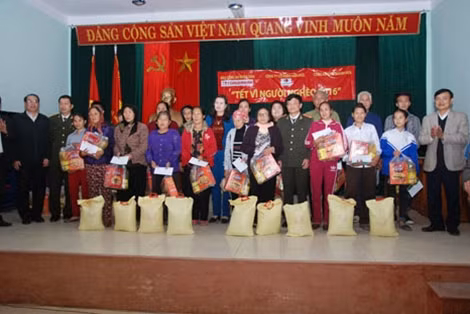 Đại tá Nguyễn Phúc Bồng, Trưởng ban Pháp luật – Bạn đọc, đại diện Công ty Cổ phần Hiền Đức, Công an tỉnh Thanh Hóa trao quà Tết tới đồng bào nghèo xã Ngư Lộc.