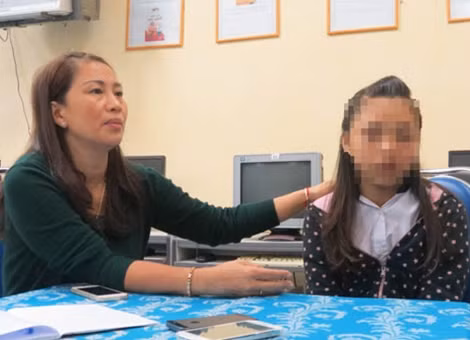 Em Nguyễn T.T.H. bên cạnh cô giáo Hiệu trưởng.