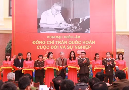 Thượng tướng Nguyễn Khánh Toàn; Thượng tướng Nguyễn Văn Hưởng; Trung tướng Trần Bá Thiều và các đại biểu tham quan triển lãm và các đại biểu cắt băng khai mạc triển lãm.