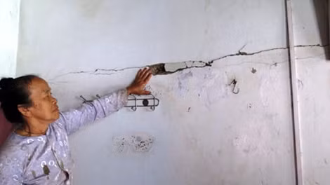 Một hộ dân bị nứt nhà.