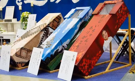 Một buổi triển lãm quan tài tại Hội chợ Endex, Tokyo. Mọi người có thể tới thăm và tìm phương án cho mình.