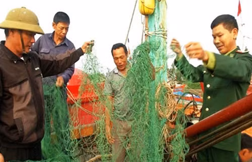 Lưới của ngư dân thị trấn Cửa Việt bị tàu cá nước ngoài phá hoại.
