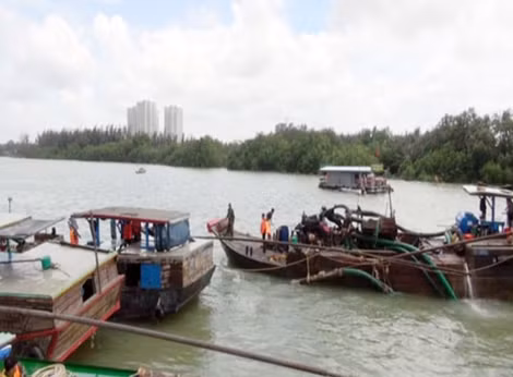 Các đối tượng cát tặc luôn hoạt động mọi lúc, mọi nơi trên dọc tuyến sông Đồng Nai.