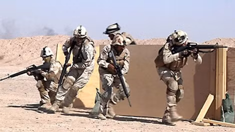 Iraq tấn công thành phố Ramadi mà không cho dân quân người Shiite tham gia vì nỗi lo thanh trừng sắc tộc.