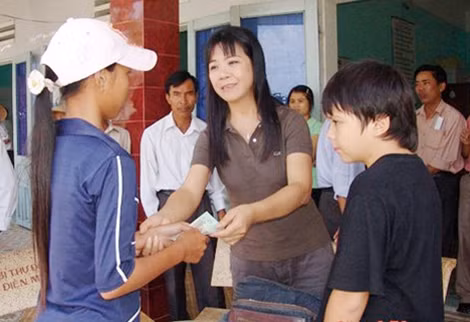 Ánh Tuyết trong một lần đi từ thiện.