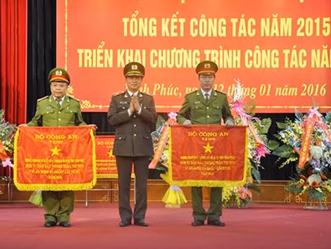 Thừa ủy quyền của lãnh đạo Bộ Công an, Thiếu tướng Đỗ Ngọc Cẩn trao Cờ thi đua cho các cá nhân, tập thể.