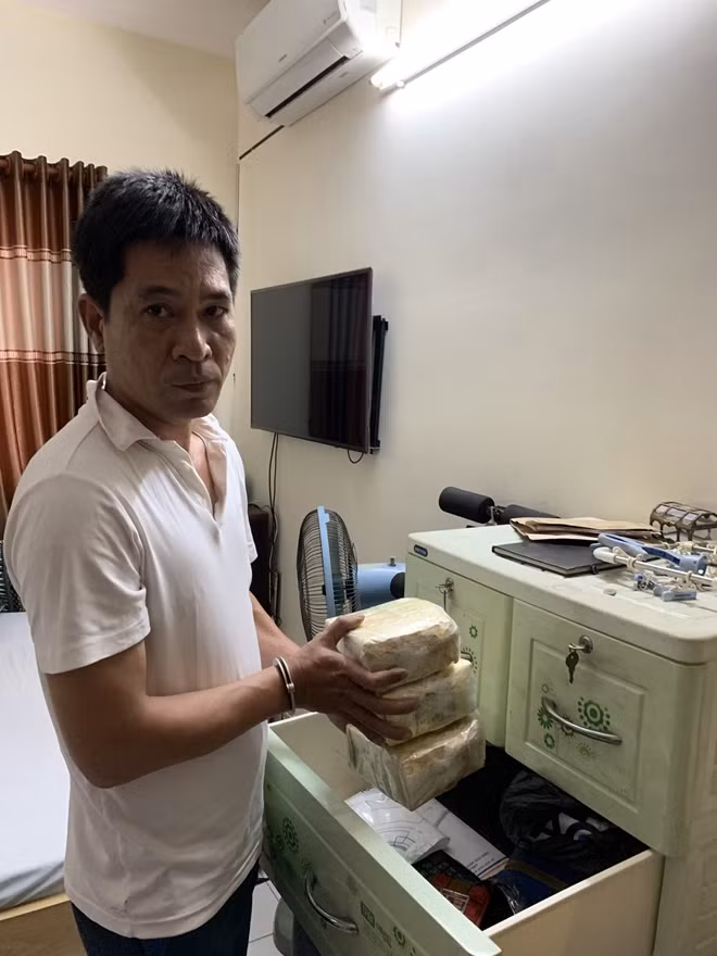 Bắt, khám xét tại nhà tên Minh, thu giữ hơn 3 kg ma túy đá.