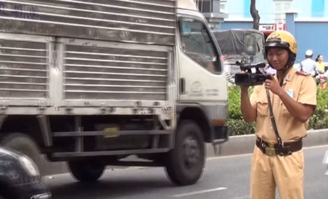 CSGT đang ghi hình lỗi vi phạm của phương tiện tham gia giao thông