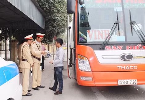 CSGT Công an tỉnh Ninh Bình kiểm tra, nhắc nhở tài xế chấp hành tốt luật giao thông.