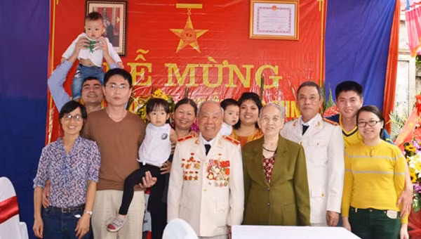 Thiếu tướng Nguyễn Đức Minh cùng vợ và các con cháu.