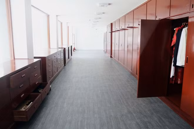 Khu vực để áo quần và giày dép của vợ chồng ông Nguyễn Văn Thiệu nằm đối diện phòng ngủ.