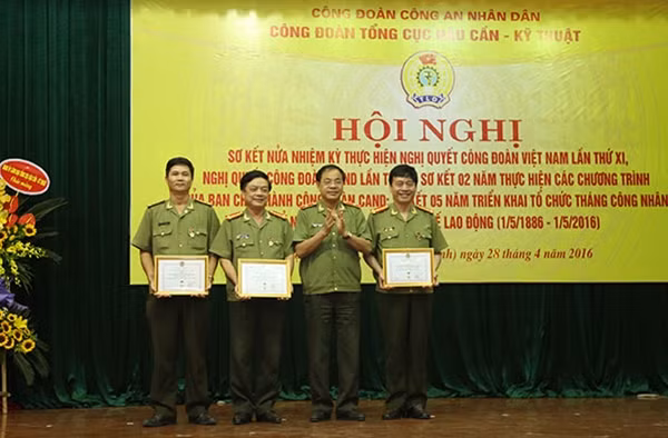 Thiếu tướng Nguyễn Văn Chuyên, Phó Tổng cục trưởng Tổng cục HC-KT CAND trao Giấy khen của Tổng cục tặng đoàn viên Công đoàn có thành tích xuất sắc.