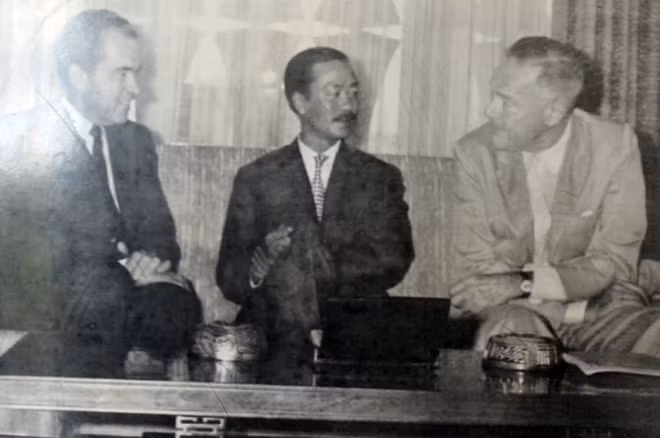 Ông Nguyễn Cao Kỳ sinh năm 1930 tại Sơn Tây, được đào tạo ở các trường Không quân của Pháp và Hoa Kỳ. Ông từng giữ nhiều chức vụ quan trọng như thiếu tướng Tư lệnh Không quân, Chủ tịch Ủy ban Hành pháp Trung ương, Thủ tướng. Sau năm 1975, ông sống ở nước ngoài và mất năm 2011 tại Malaysia.