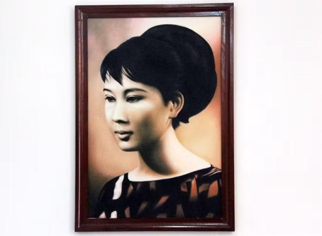 Bà Đặng Tuyết Mai (mẹ MC Nguyễn Cao Kỳ Duyên) quê Hà Nội, vốn là tiếp viên Hàng không. Bà thua ông Kỳ 14 tuổi, hai người cưới nhau vào tháng 11/1964.