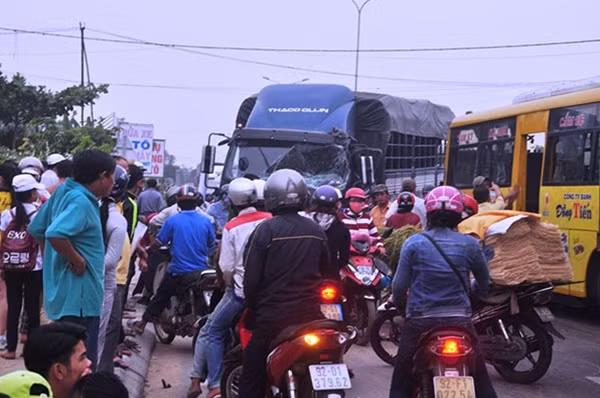 Xe ô tô kẹt cứng trên QL1A.