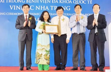 Thứ trưởng Bộ Y tế Nguyễn Viết Tiến trao quyết định cấp giấy phép khám chữa bệnh cho Bệnh viện đa khoa quốc tế Vinmec Nha Trang.