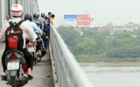 Hiện trường cầu bến Thủy 1, nợi chị Hồng bồng con gái 4 tháng tuổi nhảy xuống tự tử.