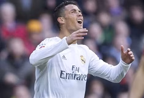 Ronaldo vẫn cho thấy bản thân quá cá nhân trong các pha xử lý bóng. Ảnh: zing.vn