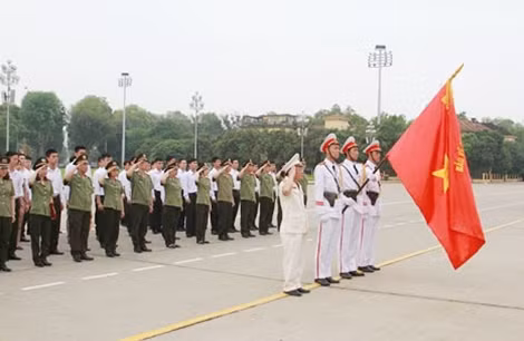 Giám đốc- Tổng Biên tập Đại tá, nhà văn Nguyễn Hồng Thái báo cáo thành tích, chiến công của Nhà xuất bản CAND trong 35 năm qua.