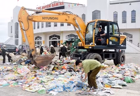 Cơ quan chức năng tiêu hủy hàng hóa vi phạm sở hữu trí tuệ.
