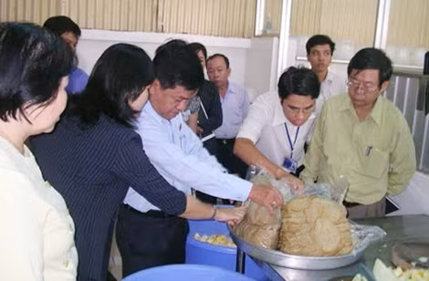 Cơ quan chức năng giám sát mẫu lưu thực phẩm tại một cơ sở bếp ăn tập thể sau khi xảy ra ngộ độc thực phẩm.