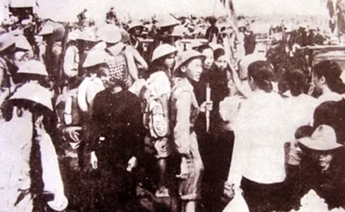 Bến Sông Đốc, nhân dân miền Nam tiễn người thân tập kết năm 1954.