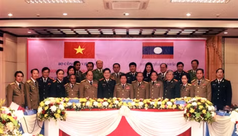 Các đại biểu dự hội nghị nghiệm thu công trình khoa học về Trường 12 – 75.