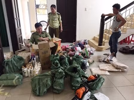 Số hàng hóa không có nguồn gốc xuất xứ phát hiện trên xe khách.