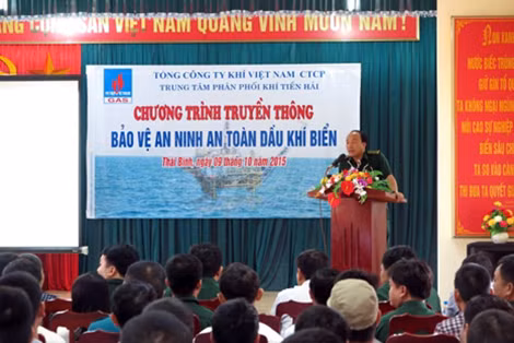 Cơ quan chức năng thông tin đến người dân chương trình truyền thông bảo vệ an ninh an toàn dầu khí biển.