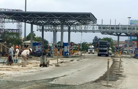 Trạm thu phí hầm đường bộ Phước Tượng và Phú Gia đang được xây dựng.