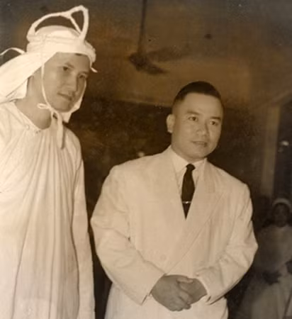 Nguyễn Hữu Hạnh trong đám tang cha năm 1963. Bên phải là tướng Huỳnh Văn Cao – Tư lệnh Vùng 4 chiến thuật. (Ảnh: Tư liệu).
