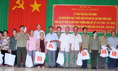 250 phần quà được lãnh đạo Tổng cục Hậu cần – Kỹ thuật và Công an tỉnh Vĩnh Long ân cần gởi đến các gia đình chính sách.