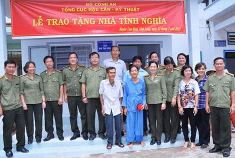 Đoàn công tác bàn giao nhà tình thương cho gia đình Nguyễn Văn Hòa, xã Song Phú.