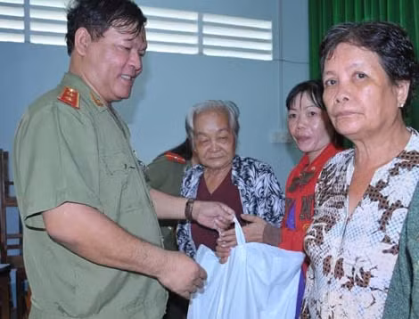 Trung tướng Ksor Nham trao quà cho người dân.
