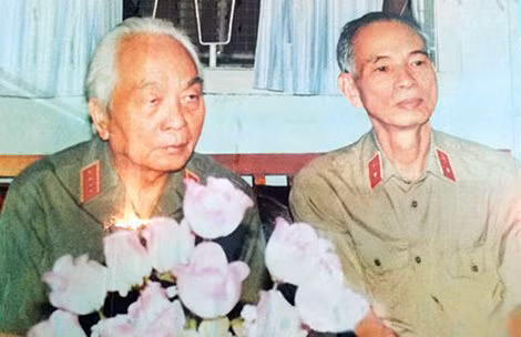 Thiếu tướng Trần Hải Phụng chụp ảnh với Đại tướng Võ Nguyên Giáp lúc sinh thời.