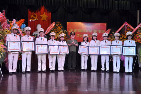 Thiếu tướng Tống Mạnh Chinh trao Huy chương Chiến sĩ vẻ vang các hạng cho các cá nhân thuộc Bệnh viện.