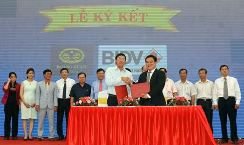 Các đại biểu chứng kiến lễ ký kết tài trợ vốn cho dự án.