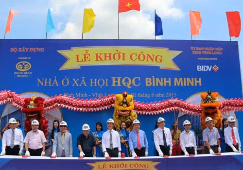 Các đại biểu ấn nút khởi công dự án nhà ở xã hội HQC Bình Minh.