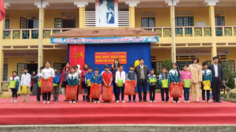 Trao vòng nguyệt quế và phần thưởng cho những thí sinh đạt thành tích trong cuộc thi và những học sinh có hoàn cảnh khó khăn.