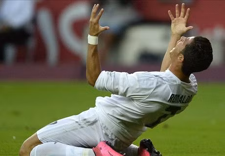 Ronaldo không thể tin nổi vào cơ hội bị bỏ lỡ trước khung thành Sporting. Ảnh: Reuters
