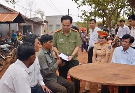 Đại diện Công an tỉnh Gia Lai thăm, tặng quà gia đình nạn nhân.