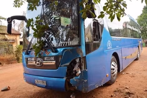 Chiếc xe khách gây tai nạn.
