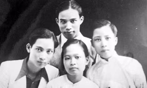 GS Ngô Gia Hy (người đứng giữa, hàng sau) cùng anh chị em thời trẻ.