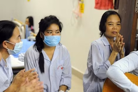 Không chỉ dạy đàn miễn phí cho trẻ khiếm thị, Thượng úy Trần Anh Tuấn còn thường xuyên tới các bệnh viện biểu diễn phục vụ bệnh nhân.
